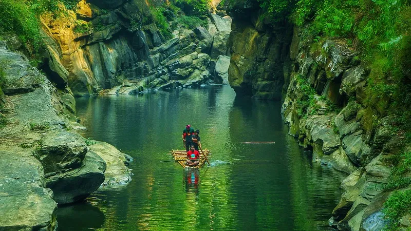Women exploring the world